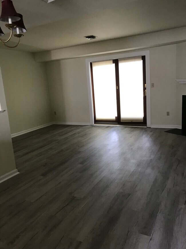 Building Photo - 1111 Cambridge Ct