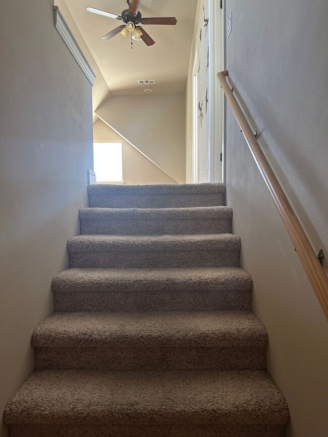 Building Photo - Located in the desirable Eagle Point Golf ...