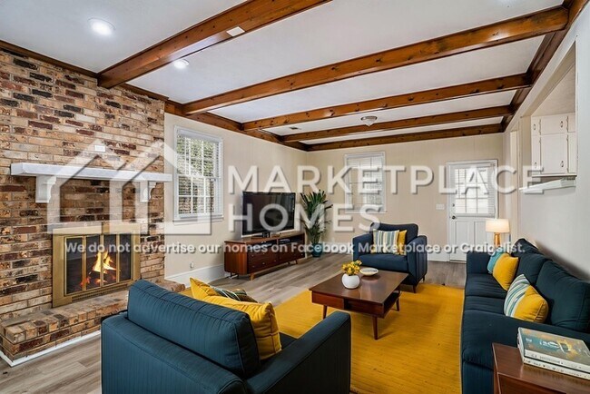 Building Photo - 2105 Pinewood Dr