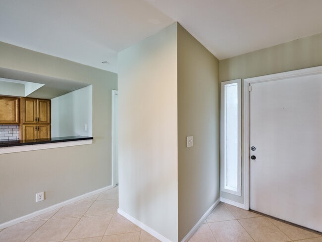 Building Photo - 6040 Glendale Dr