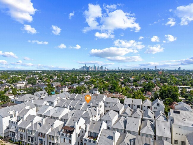 Building Photo - 249 E 27th St