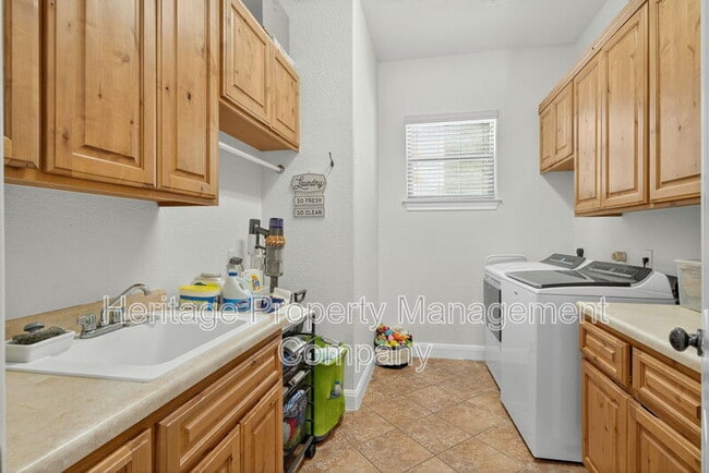 Building Photo - 24915 Estancia Cir