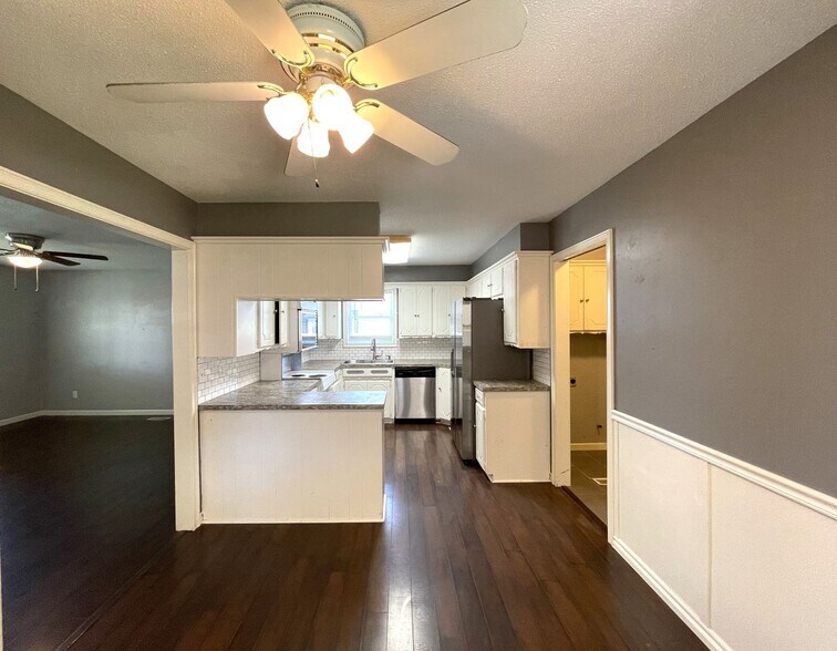 Building Photo - 6317 N Warren Ave