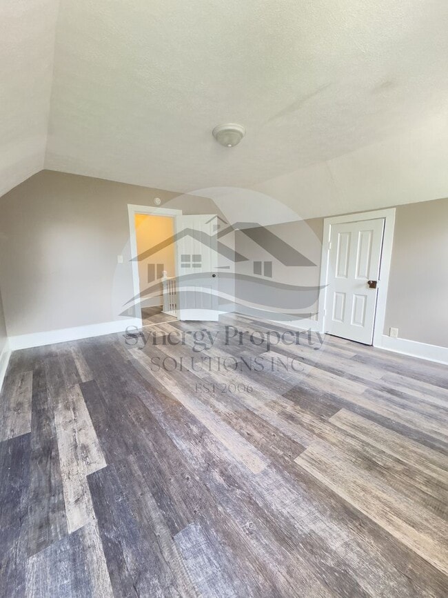 Building Photo - LARGE CRESTLINE HOUSE