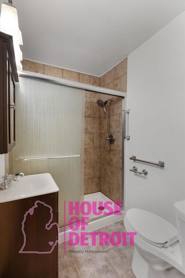 Building Photo - 2 BEDROOM | 1 BATH | FREE PRE SCREEN