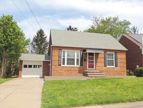 Building Photo - 3 Bed - 1 Bath Cape Cod for Rent!