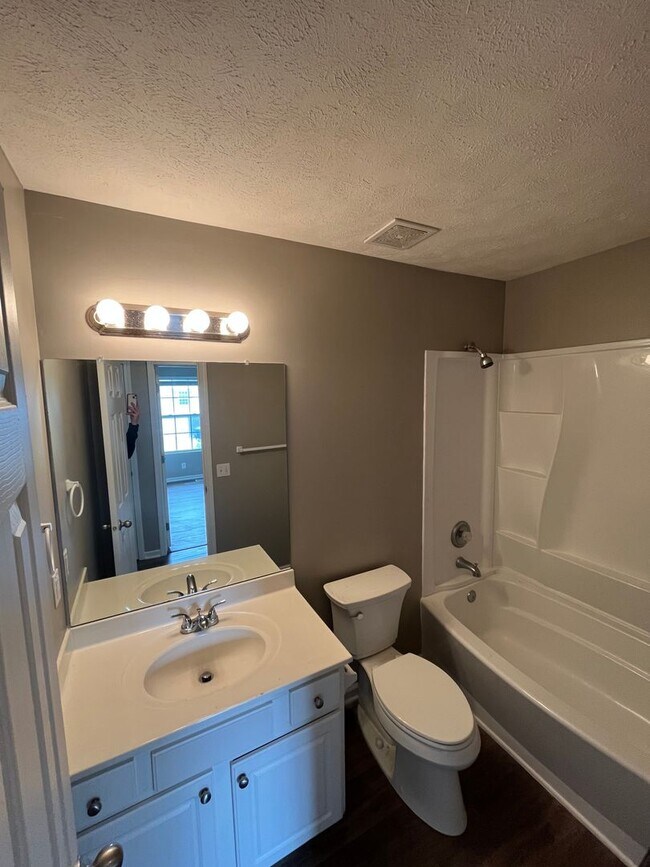 Building Photo - Bright & Spacious 3 Bedroom Bellevue Home!!