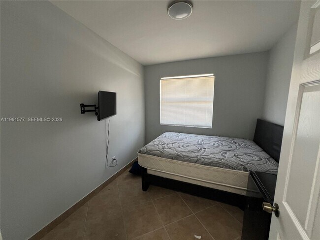 Building Photo - 1885 NE 53rd St