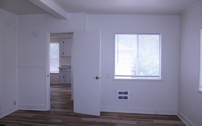 Building Photo - 658 Ash St