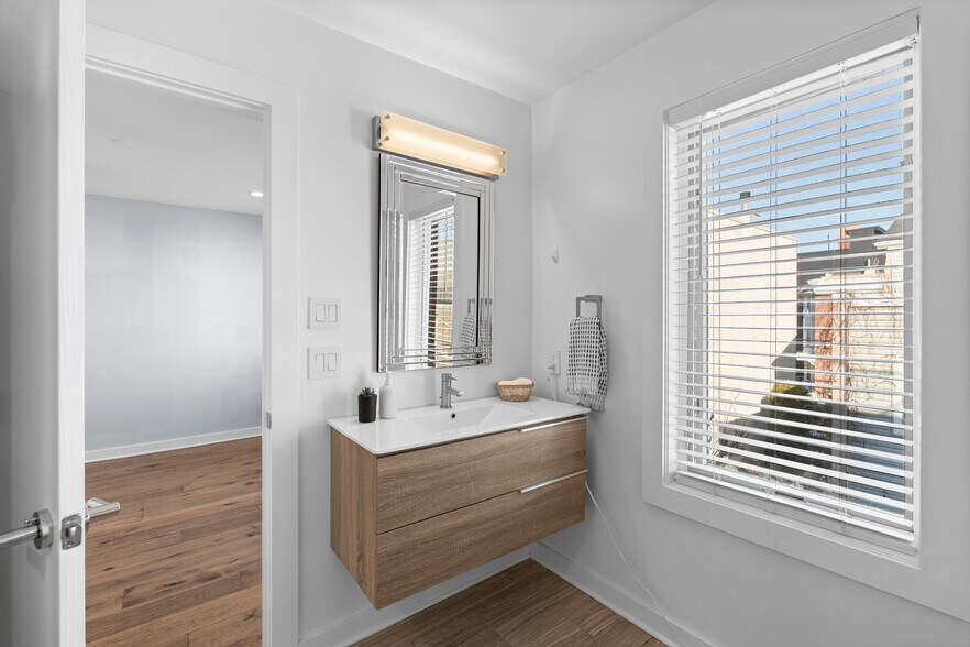 Building Photo - 869 Corinthian Ave
