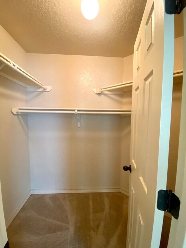 Building Photo - 5103 Flipper Dr
