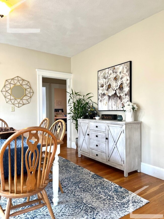 Building Photo - HUGE 3 bed duplex in the heart of Oak Square!