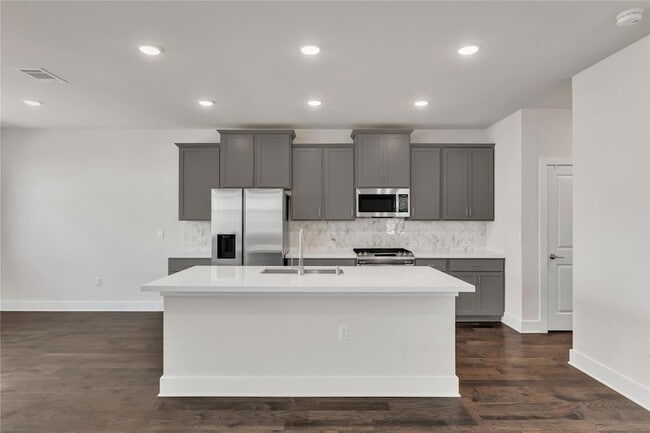 Building Photo - 15607 Ellinger Dr