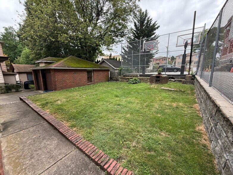 Building Photo - 266 Lawton Ave