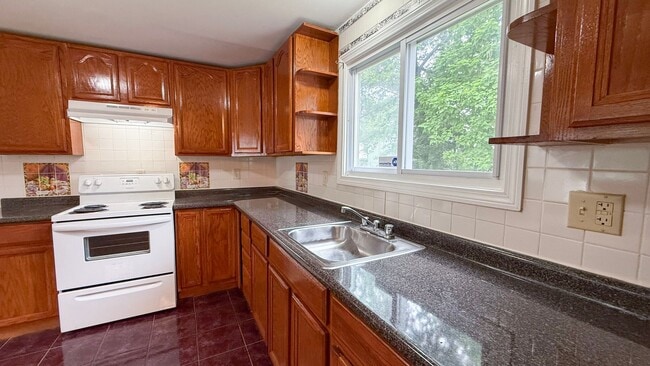 Building Photo - Gorgeous single-family home near Hartford ...