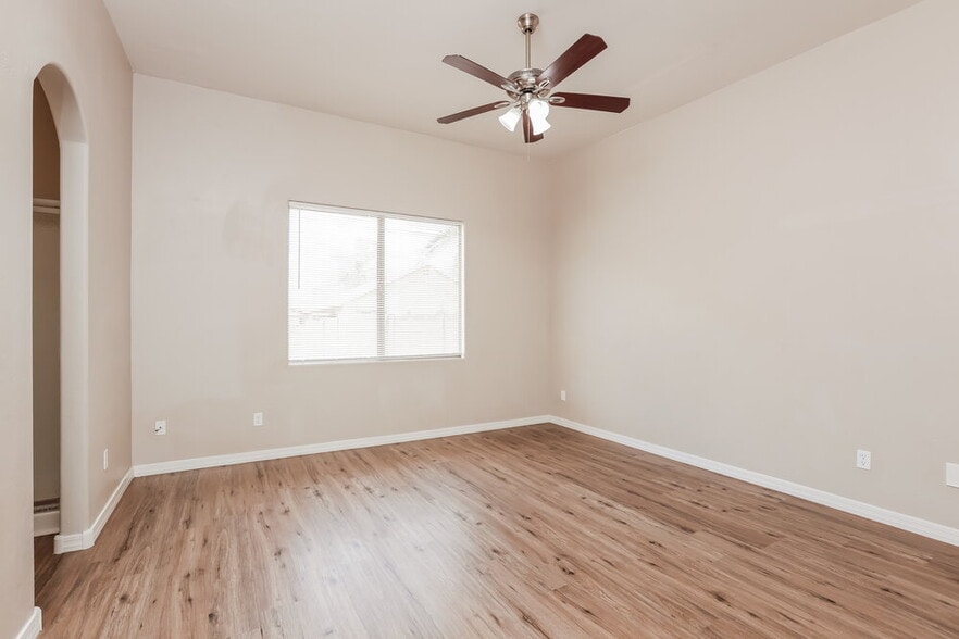 Building Photo - 1534 W Churchill Pl