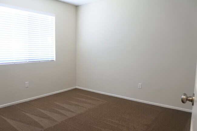 Building Photo - New Listing!
