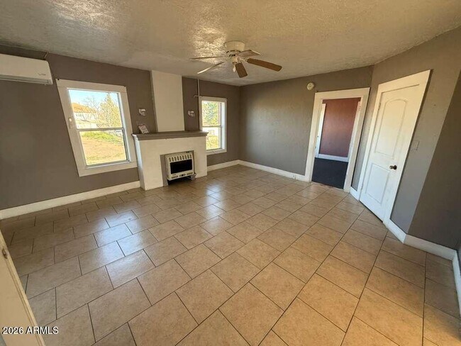 Building Photo - 1165 E 10th St