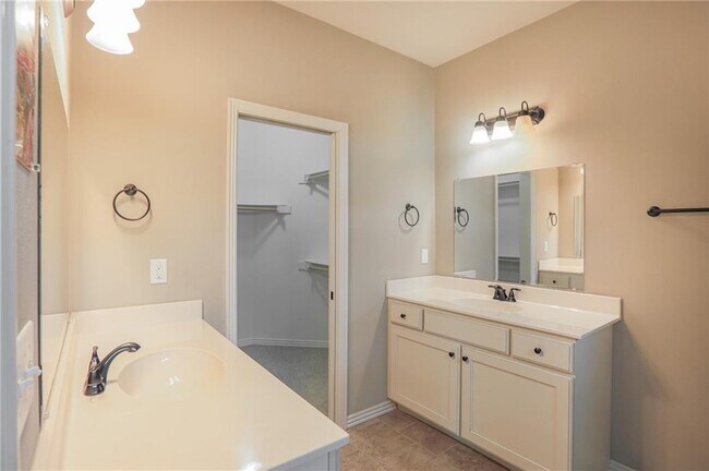 Building Photo - 626 N Tennyson Ln