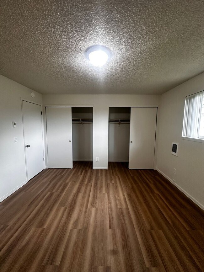 Building Photo - Spacious 3-Bedroom Apartment with Limited-...