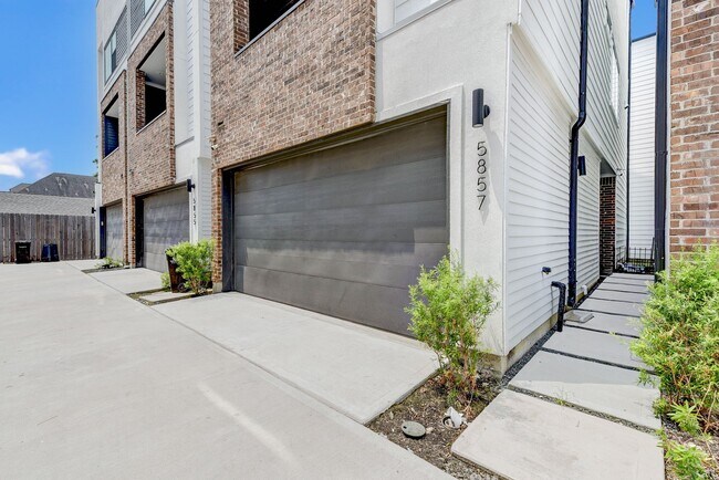 Building Photo - 5857 Dolores St