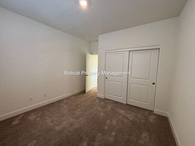 Building Photo - 925 Nelle Dr