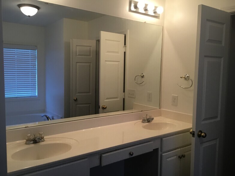 Building Photo - 4544 Fairport Ct
