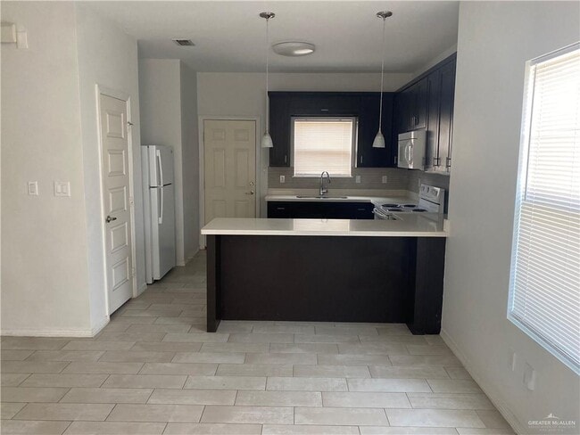 Building Photo - 16 Valeria St