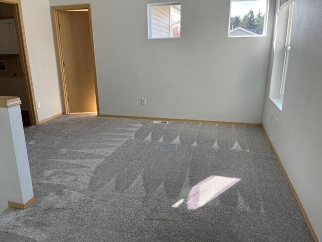 Building Photo - Spacious 3-Bedroom Home for Rent in Desirable DuPont