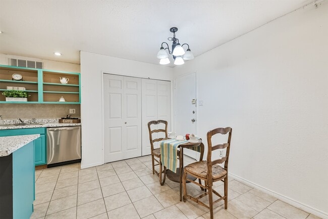 Building Photo - 24426 Rockin 7 Dr