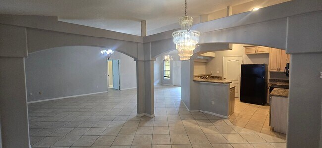 Building Photo - Huge Three Bedroom- 2 bath + den, 2 car ga...