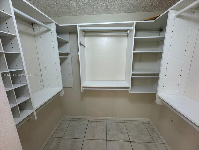 Building Photo - 1350 River Reach Dr