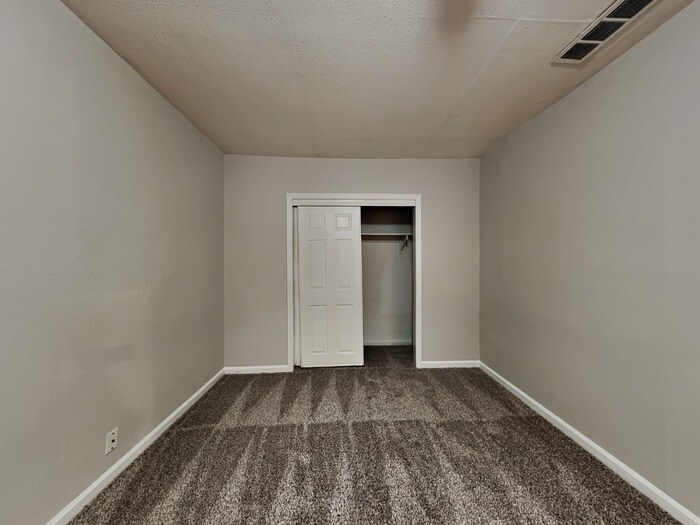 Building Photo - 1628 Canterbury Cir
