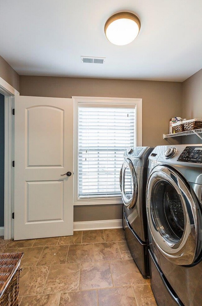 Building Photo - Beautiful corner-lot townhome in the heart of Beaumont Park