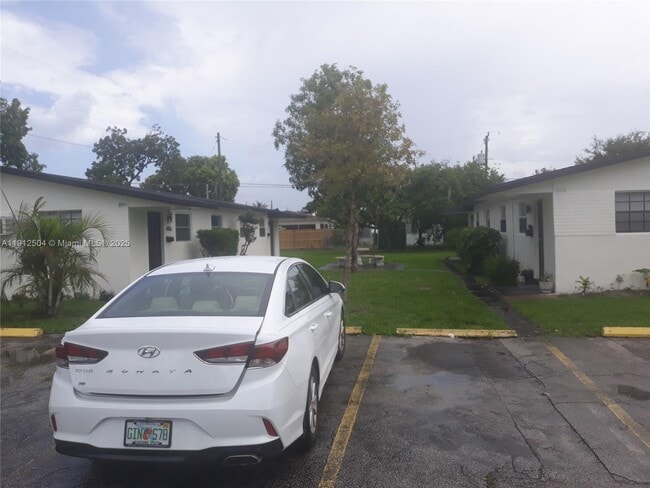 Building Photo - 601 NW 4th Ct