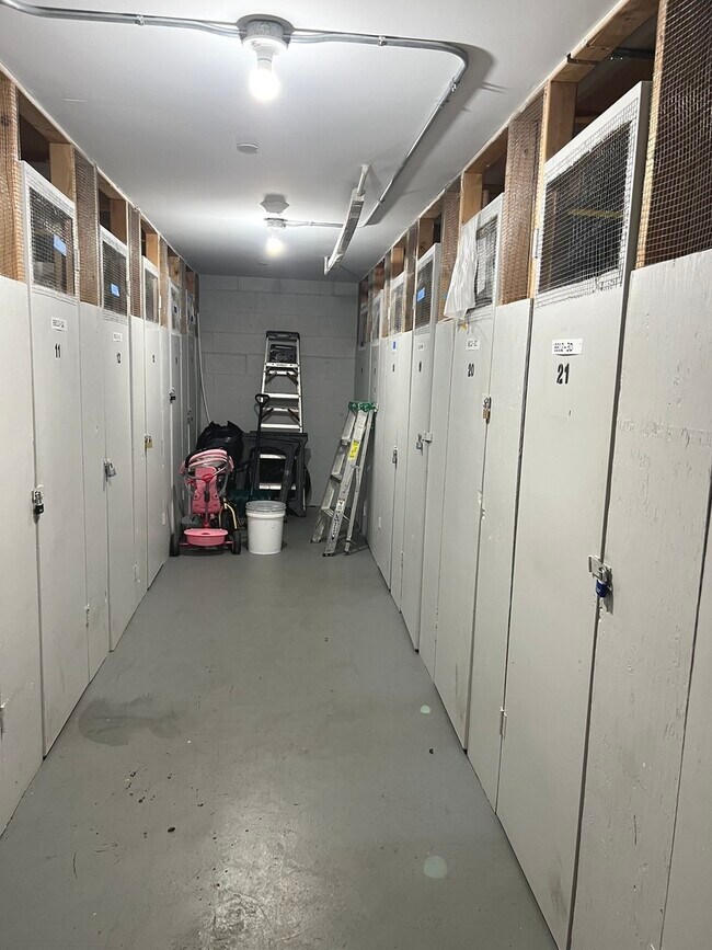 Building Photo - 8812 Briar Ct