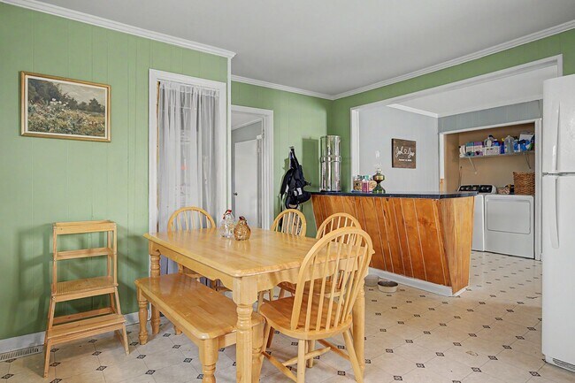 Building Photo - Spacious 5-Bedroom Home Near Radford University