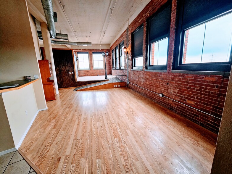 Primary Photo - 200 Main St