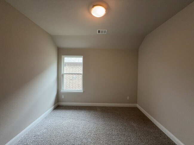 Building Photo - 612 Amenduni Ln