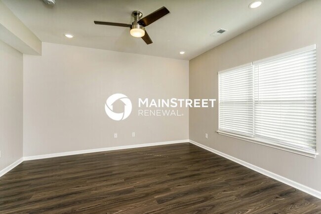 Building Photo - 3 Bedroom Pet-Friendly Home in Jeffersonville, IN with Main Street Renewal