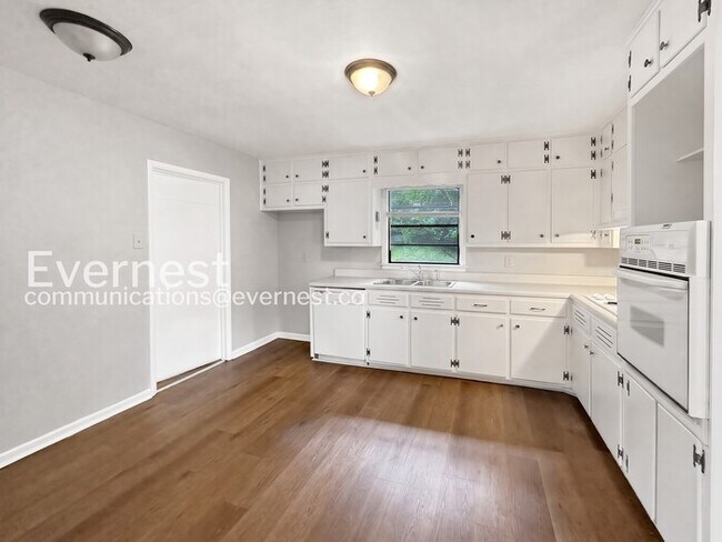 Building Photo - 513 20th Ave NE
