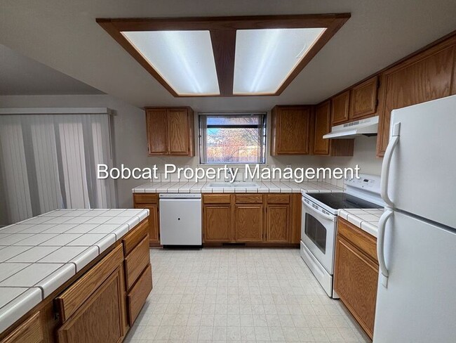 Building Photo - 988 Blue Ridge Dr