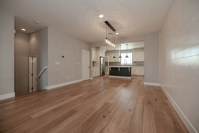 Building Photo - 196 E Main Ave