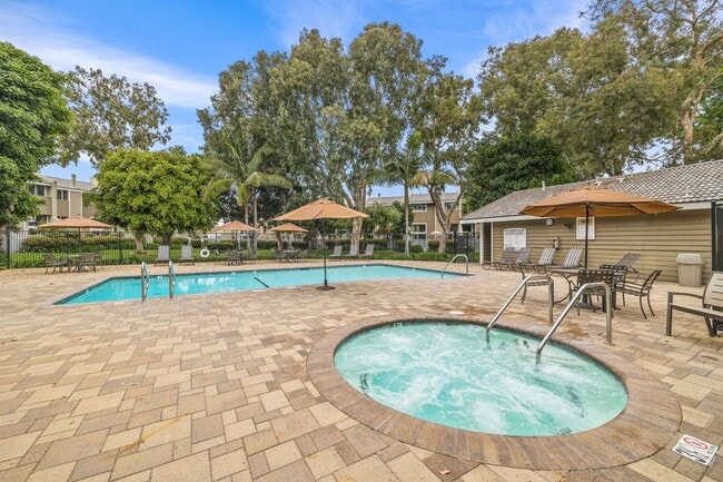 Building Photo - Large townhome in Huntington Beach!