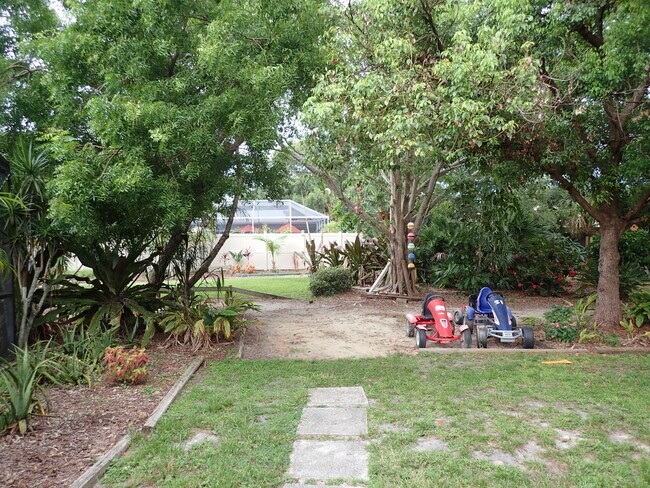 Building Photo - 525 Hidden Creek Dr