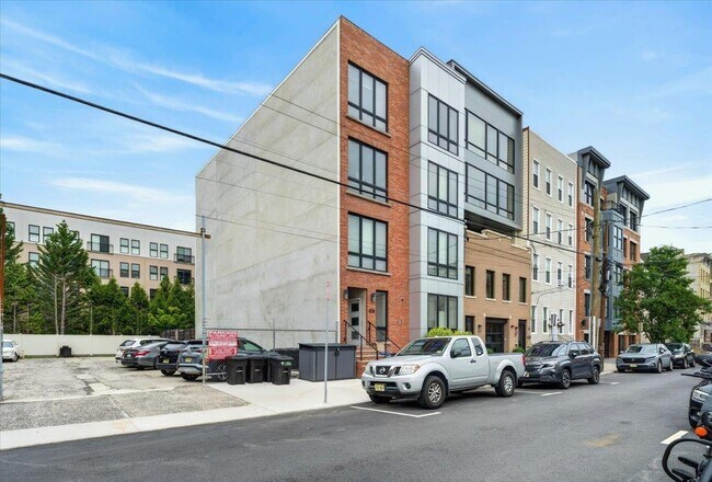 Building Photo - 626 Grand St