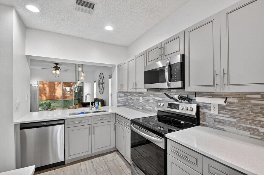 Building Photo - 5015 Palmbrooke Cir