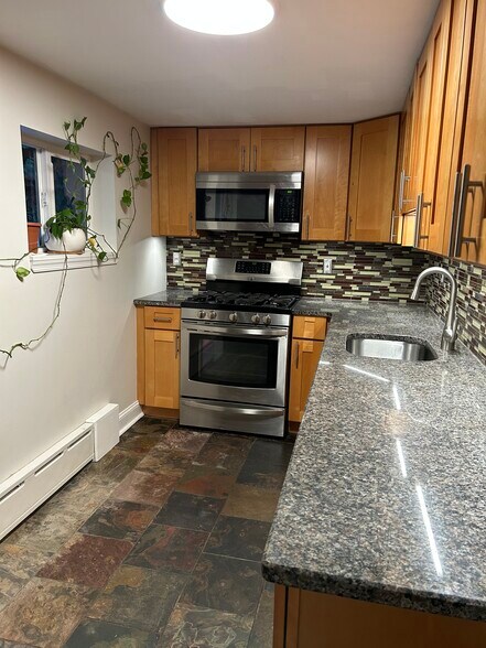 Kitchen - 4161 Apple St
