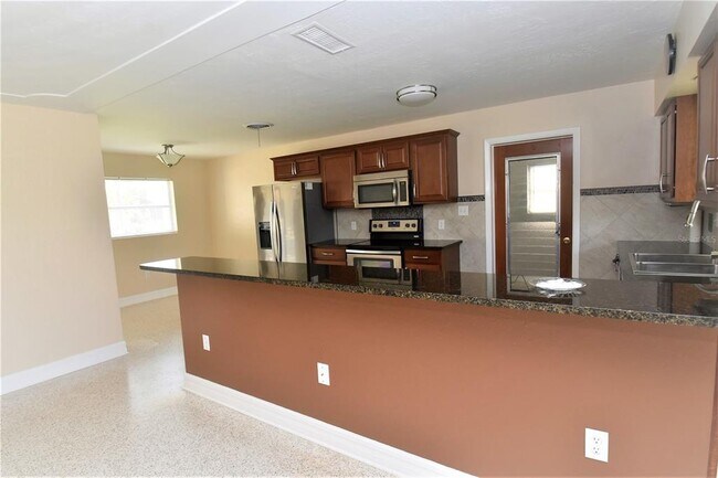 Building Photo - 6611 Colonial Dr