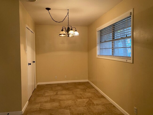 Building Photo - 3 BEDROOM NEAR BONHAM MIDDLE SCHOOL, EASY ...